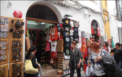 코르도바의 명성만큼 거리 곳곳에서 기념품 가게를 찾아 볼 수 있다. 
