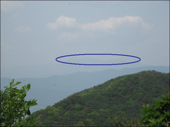  집현산 정상에서 본 지리산. 진주에 있는 높은 산에서는 지리산을 볼 수 있습니다. 