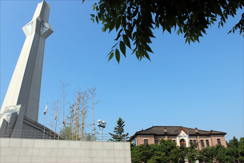 대구경북독립운동기념탑(왼쪽)과 조양회관이 한꺼번에 보이는 풍경 