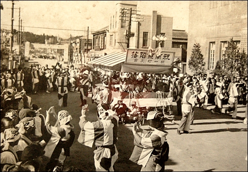 일제의 ‘남경대학살’을 축하하며 거리를 행진하는 군산 거주 일인들 
