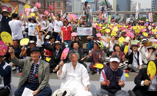 19일 오후에 서울역 광장에서 진행된 전국교사대회 모습. 