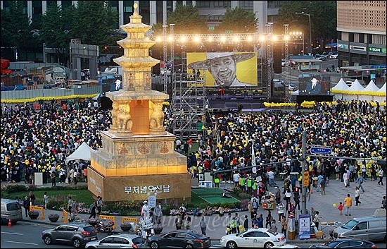  19일 오후 서울 시청광장에서 열린 '노무현 대통령 3주기 추모문화제-노무현이 꿈꾼 나라'에서 수많은 시민들이 공연을 즐기고 있다.