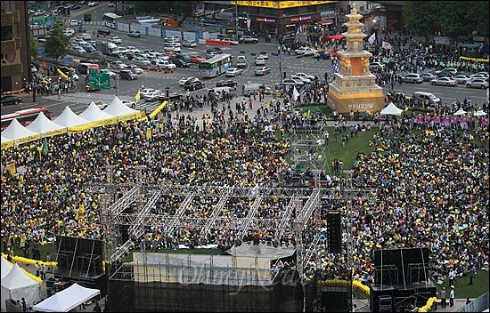 19일 오후 서울 시청광장에서 열린 '노무현 대통령 3주기 추모문화제-노무현이 꿈꾼 나라'에서 수많은 시민들이 광장을 가득 메우고 공연을 즐기고 있다.