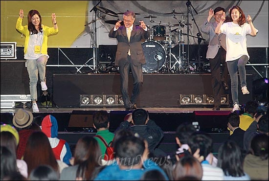 19일 오후 서울 시청광장에서 열린 '노무현 대통령 3주기 추모문화제-노무현이 꿈꾼 나라'에서 문재인 민주통합당 당선자와 김경수 봉하재단 사무국장이 무대에 나와 '써니'의 주제 음악에 맞춰 춤을 선보이고 있다.