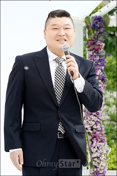  개그맨 정준하가 20일 오후 서울 장충동 신라호텔에서 4년 동안 교제한 10살 연하 재일교포 신부 '니모'와 결혼식을 올렸다. 하객으로 참석한 방송인 강호동이 축하인사를 전하고 있다.