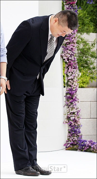  개그맨 정준하가 20일 오후 서울 장충동 신라호텔에서 4년 동안 교제한 10살 연하 재일교포 신부 '니모'와 결혼식을 올렸다. 하객으로 참석한 방송인 강호동이 인사를 하고 있다.