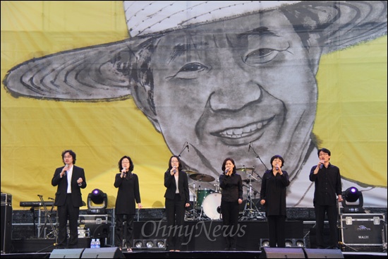  고 노무현 대통령 서거 3주기 부산추모문화제가 20일 저녁 부산대 넉넉한터에서 열렸다. 사진은 '노래를찾는사람들' 공연 모습.