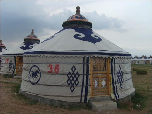 몽골초원의 천막집인 바오. 사진 속의 바오는 관광객들을 위해 부분적으로 개조한 것이다.  