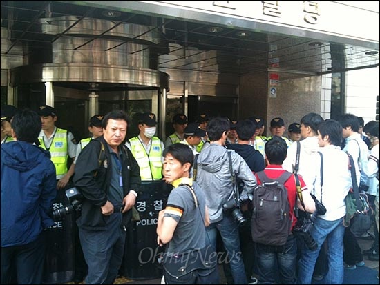 검찰이 21일 아침 통합진보당 당사를 압수수색 중입니다. 경찰이 출입구를 막고 기자들의 진입을 막고 있습니다(이 사진은 <엄지뉴스> 전송사진입니다).