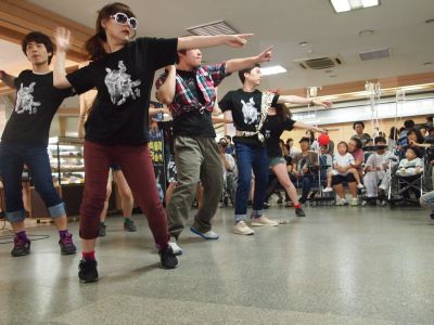 깨비들로 이루어진 '깨비쇼우단'이 열정적인 댄스공연을 펼치고 있다. 
