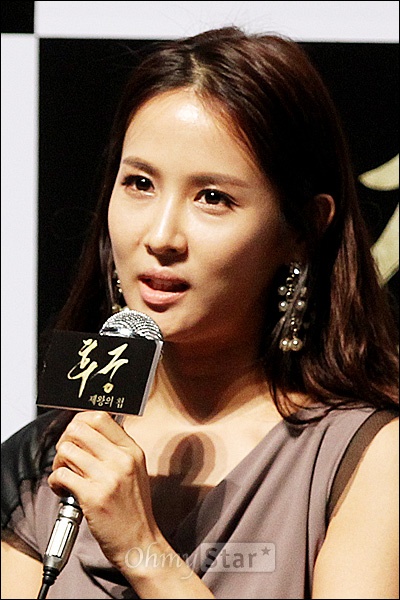  21일 오후 서울 건대입구 롯데시네마에서 열린 영화<후궁>시사회에서 배우 조여정이 질문에 답하고 있다.