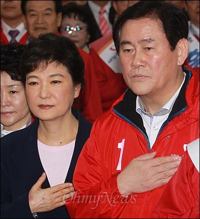 최경환 새누리당 의원(오른쪽)과 박근혜 새누리당 대선 후보. 