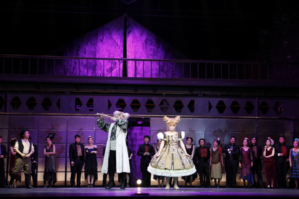 누오바 오페라단의 '호프만의 이야기'중. 2막에서 기계인형 올랭피아가 사랑스런 아리아로 관객에게 웃음을 선사하였다. 
