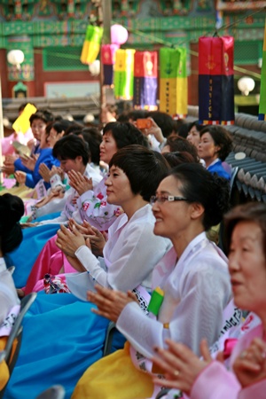 인천불교연합합창단 단원들의 즐거운 공연 관람 풍경