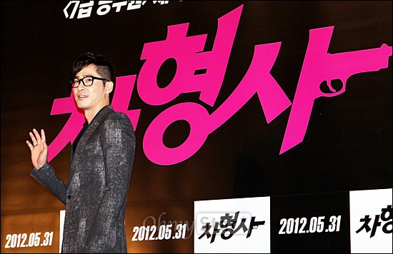  22일 오후 서울 왕십리CGV에서 열린 영화<차형사>시사회에서 배우 강지환이 손을 흔들며 포즈를 취하고 있다.