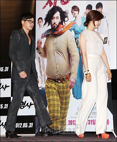 22일 오후 서울 왕십리CGV에서 열린 영화<차형사>시사회에서 배우 강지환과 성유리가 포즈를 취한 뒤 무대에서 내려오고 있다.
