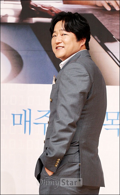   22일 오후 서울 목동 SBS사옥에서 열린 SBS드라마스페셜 <유령>제작발표회에서 강력계 에이스 미친소 권혁주 역의 배우 곽도원이 포즈를 취하며 웃고 있다.