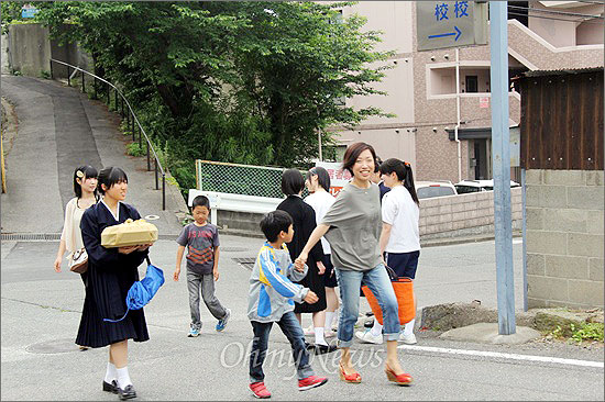 조선중고급학교 인근 오리오 전철역 부근. 대기하고 있는 학생들이 운동회에 참석하는 학부모 가족들의 짐을 들어주고 있다. 