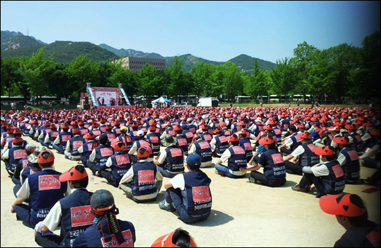한국노총과 한국항공우주산업(KAI)노조 비상투쟁위원회 등 2000여 명은 23일 오후2시 부터 2시간여 동안 과천 정부청사 운동장에서 집회를 갖고, KAI 민영화 저지를 외쳤다.



