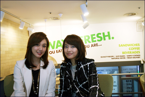  2010년 5월 인터뷰 당시 고 송지선 아나운서와 김민아 아나운서
