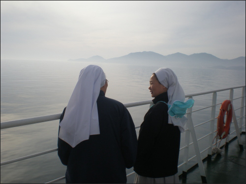선상의 수녀님들. 청산도로 향하는 여객선 위에서 수녀님들을 만났다.