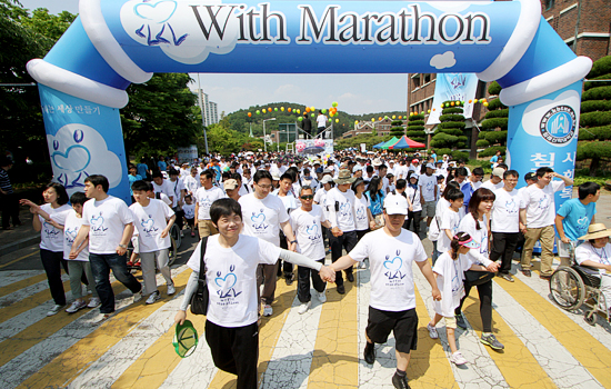 23일 대전 유성구 침례신학대학교에서 열린 '제10회 위드(With) 마라톤대회'에서 참가자들이 환한 표정으로 출발하고 있다. 