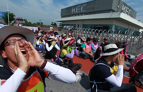 22일 오전 경북 구미 KEC 공장 앞에서 열린 '민주노총 경북지역본부 2012 경북지역 도보순회투쟁'2일차 행진에 앞서 민주노총 조합원들이 함성을 지르고 있다.