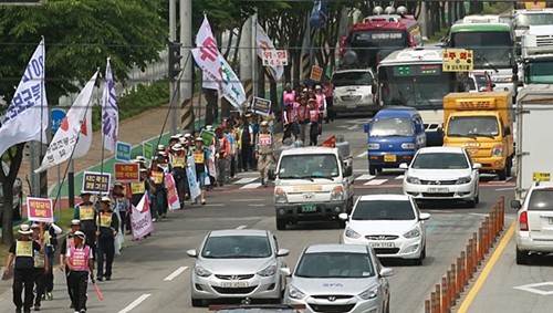  22일 오전 '민주노총 경북지역본부 2012 경북지역 도보순회투쟁'2일차 행진에 나선 민주노총 조합원들이 구미 KEC 공장을 앞을 떠나 공단지역으로 들어서고 있다.