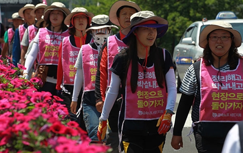 22일 오전 '민주노총 경북지역본부 2012 경북지역 도보순회투쟁'2일차 행진에 나선 KEC지회 조합원들이 구미대교를 건너 공단지역으로 들어서고 있다.