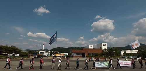  22일 오후 '민주노총 경북지역본부 2012 경북지역 도보순회투쟁'2일차 행진을 하고 있는 민주노총 조합원들이 공단지역을 지나고 있다.