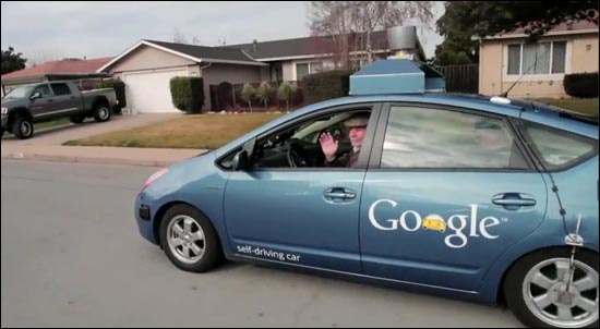 시각장애인 스티브 마한씨가 지난 3월 구글 무인 자동차(self driving car)를 시험 운전하고 있다.(유튜브 동영상 캡처)