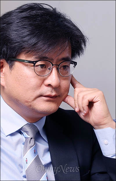  '통합진보당 새로나기 특별위원회' 위원장을 맡은 박원석 당선자가 23일 <오마이뉴스>와 인터뷰에서 당이 처한 위기를 극복하기 위한 쇄신방안 마련 구상을 밝히고 있다. 