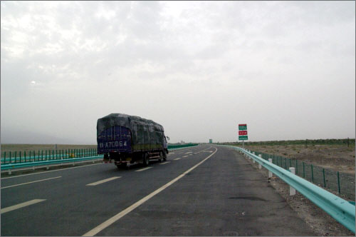 자전거도 진입이 가능한 중국 고속도로. 화물차가 빠르게 달리고 있다.