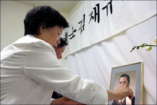  김재규 전 중앙정보부장의 셋째 여동생 단희(69)씨가 지난 19일 미 뉴욕 플러싱에서 열린 '의사 김재규 장군 추모회'에 참석, 분향하고 있다.