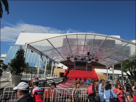 제65회 칸 국제영화제가 진행 중인 칸 팔레 드 페스티벌  뤼미에르 대극장 앞 전경. 사람들이 영화제 관람을 위해 모이고 있다.