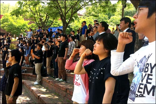 한신대 신학생들이 유동운 열사 32주기 추모제에서 민중가요를 부르고 있다.