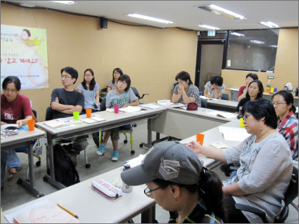 아이들의 성이 난감한 어른들이 모여 고민과 해결책을 나누는 한국성폭력상담소의 젠더감수성교육 현장.