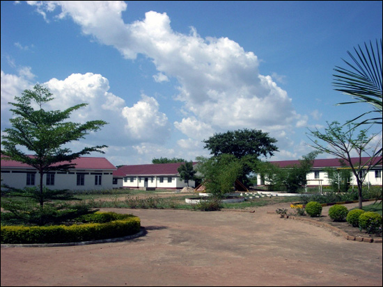 소로티에 세워진 교회, 유치원(Vision Nursery School)과 초등학교(Vision Primary School) 전경. 