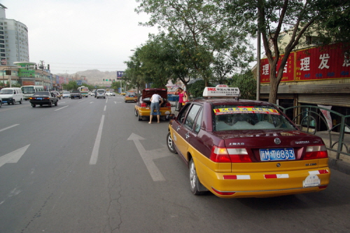 타클라마칸 북부 오아시스 도시 쿠얼러. 이곳에서도 현대자동차 택시를 쉽게 볼 수 있다.