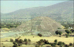 멕시코의 '달의 피라미드'. 기원정 2세기에 건설되어 기원후 7세기까지 존속한 것으로 추정되는 도시국가 테오티우와칸 유적지에 있다.