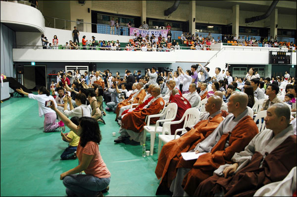 지난 5월 23일 거제시체육관에서는 불기 2556년 부처님 오신 날을 맞아 봉축법요식이 성대히 열렸습니다. 어린이들의 무대공연을 기념하기 위해 부모님들은 사진을 찍기 바빴습니다.