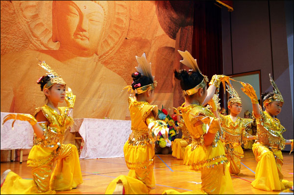 부처님 오신 날 봉축법요식에서 단연 눈길을 끈 것은 황금빛 의상을 한 장흥사 부설유치원 꼬마들의 천수관음상 공연이었습니다. 공연이 끝나고 한 동안 박수가 끊이지 않았습니다.