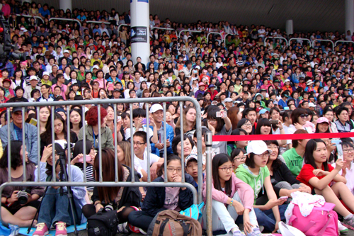  여수 엑스포장에서 펼쳐진 K-pop 공연을 찾아온 관람객.