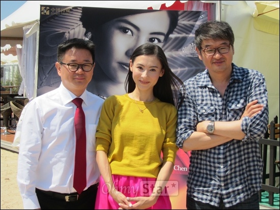  영화 <위험한 관계>의 제작을 맡은 존보미디어의 첸웨이밍과 배우 장백지, 그리고 허진호 감독(좌측부터) 