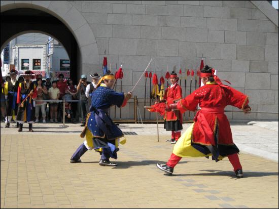  두 사람이 검으로 대련하고 있다. 놀라웠다.