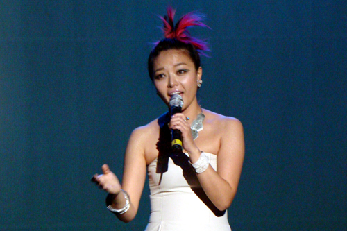 여수 엑스포 천막극장에서 2013년 8월 예정된 충주 세계조정선수권대회 공식 가수인 시연 씨가 주제가를 불렀습니다. 