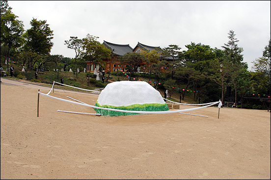 대행 스님이 생전에 기거하시던 서산정에 백련 모양으로 마련된 연화대