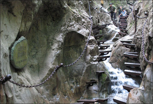 협곡을 따라 이어지는 서현계곡의 철계단. 보는 것만으로도 아찔한데 빗물까지 머금어 아슬아슬한 철계단을 따라 여행객들이 조심스럽게 내려오고 있다.