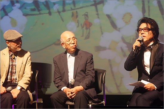 지난 21일 고바야시(사진 가운데)는 '김원중의 달거리' 공연에 참석해 가수 김원중(사진 오른쪽)과 우타고에의 광주 방문 등에 대해 이야기를 나눴다.