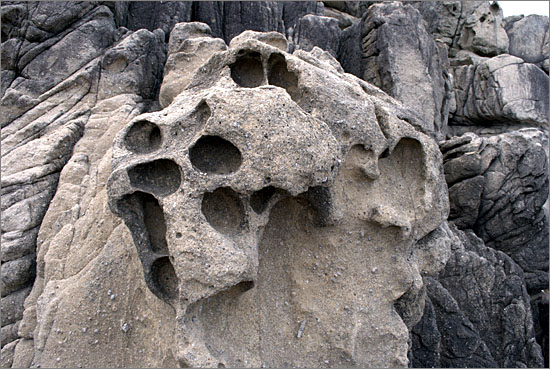 문암리 능파대, 구멍난 바위.